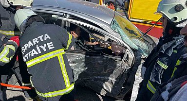 Isparta'da kontrolden çıkan otomobil elektrik direğine çarptı: 2 yaralı