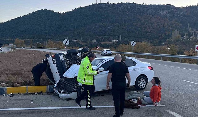 Isparta'da otomobil ile midibüs kavşakta çarpıştı: 5 yaralı