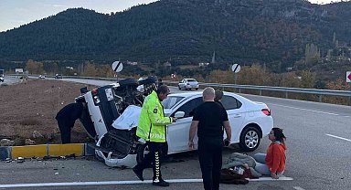 Isparta'da otomobil ile midibüs kavşakta çarpıştı: 5 yaralı