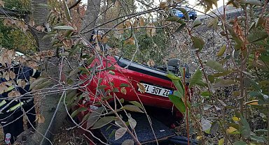 Isparta'da şarampole yuvarlanıp takla atan araçtan yaralanmadan çıktılar