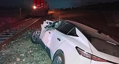 Isparta'da yük treni otomobile çarptı, sürücü ağır yaralandı
