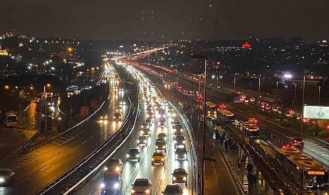 İstanbul'da yağışla birlikte trafik yoğunluğu yüzde 90'a yaklaştı