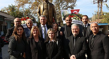 İzmir Güzelbahçe'ye Atatürk'ün yeni heykeli dikildi