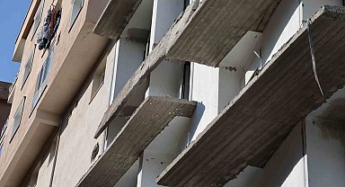 İzmir'de çöken balkondan zemine düşen işçi hayatını kaybetti