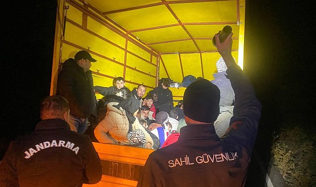 İzmir'de kamyonet kasasında 40 kaçak göçmen ve 1 organizatör yakalandı