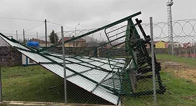 İznik İlçe Stadyumu'nda şiddetli rüzgar tribünü yıktı