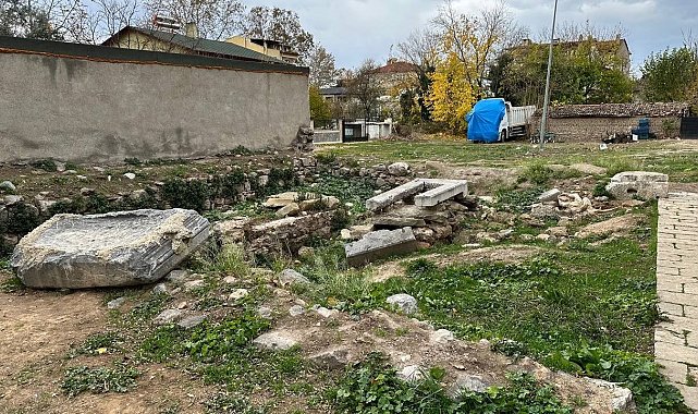 İznik'te tarihi mezarlık harabeye döndü