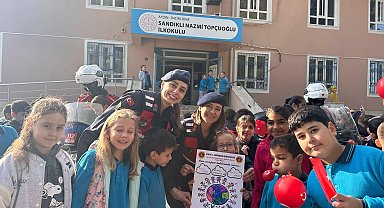 Jandarma ekipleri Dünya Çocuk Günü'nü kutladı