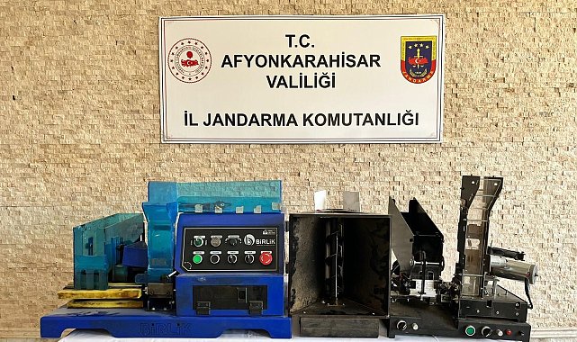 Kaçak makaron dolumu yapan makineleri satmaya çalışırken jandarmaya yakalandılar
