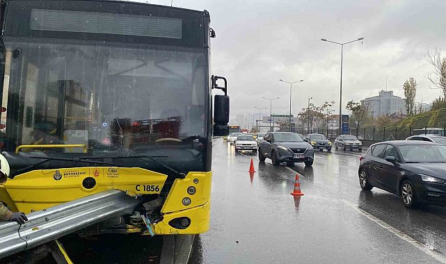 Kadıköy'de bariyerler İETT otobüsüne ok gibi saplandı