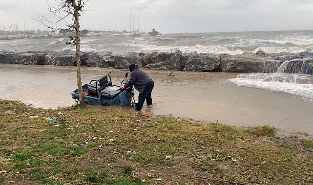 Kadıköy'de dev dalgalar sahile taştı