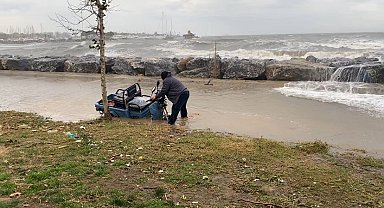 Kadıköy'de dev dalgalar sahile taştı
