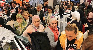 Kadınların kıyafet kapma yarışı kamerada