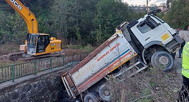 Kamyon altına aldığı otomobille dereye düştü, faciadan dönüldü