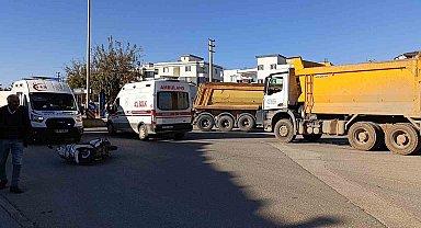 Kamyon ile motosiklet çarpıştı: 1'i ağır 2 kişi yaralandı