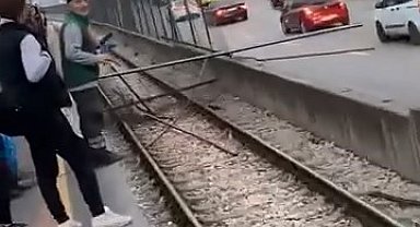 Kamyondan düşen demirler trafik ve metro seferlerini aksattı