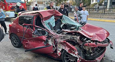 Kamyonete çarpan otomobil hurdaya döndü: 1 yaralı