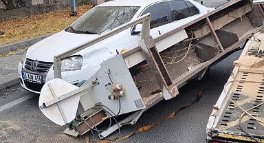 Kamyonetteki bıçkı makinesi otomobilin üzerine düştü