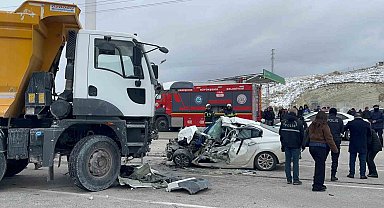 Kamyonla otomobil kafa kafaya çarpıştı: 1 kişi öldü