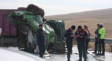 Kamyonların kafa kafaya çarpıştığı kazada hayatını kaybeden sürücülerin kimlikleri belli oldu