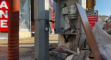 Kapağı bulunmayan elektrik dağıtım panosu tehlike saçıyor