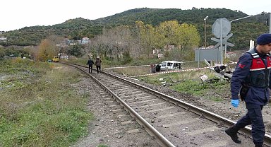 Kapalı bariyerden geçmek isteyen otomobile tren çarptı; 1'i ağır 2 yaralı