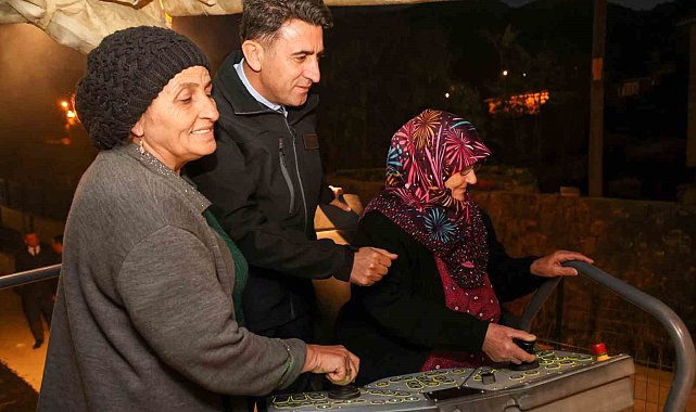 Kaptan koltuğundaki Narin ve Afiyet teyzeler köy yoluna ilk asfaltı döktü