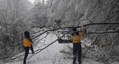 Kar sebebiyle mahsur kalan hasta paletli ambulansla hastaneye ulaştırıldı