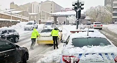 Kar trafiği aksattı, küçük çaplı kazalar meydana geldi