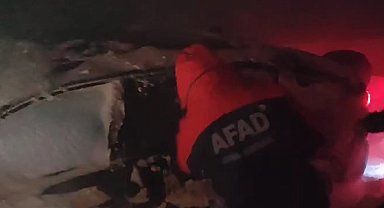 Kara gömülen otomobilin üzerindeki karları elleriyle kazarak vatandaşları kurtardılar