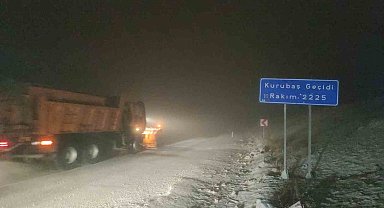 Karabet Geçidi kar ve tipi nedeniyle trafiğe kapatıldı