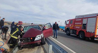 Karaman'da otomobil römork ve bariyerlere çarptı: 4 yaralı