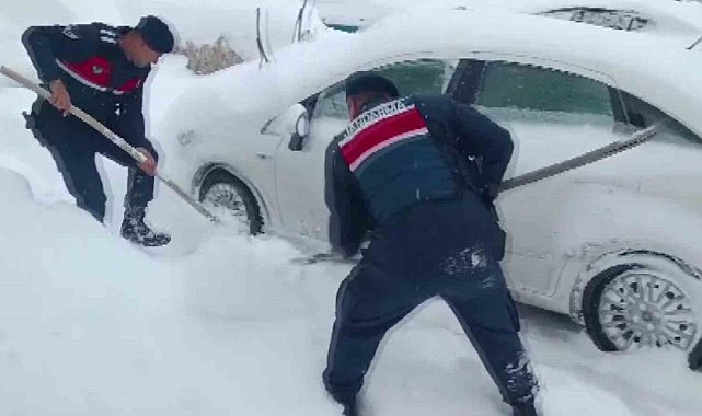 Karda mahsur kalanların imdadına Jandarma yetişti