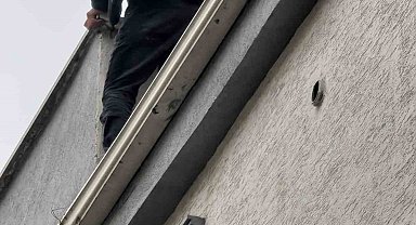 Karısını kemerle boğarak öldürdü, çatıya çıkıp intihar etmek istedi