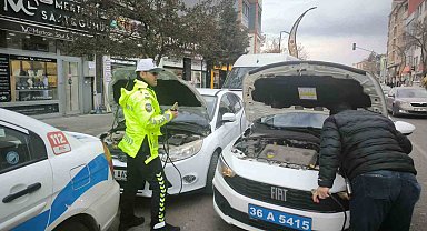 Kars'ta trafik polislerinden yürek ısıtan hareket