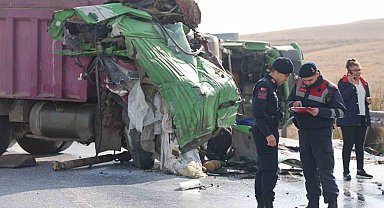 Karşı şeride geçen kamyon başka bir kamyonla çarpıştı: 2 ölü