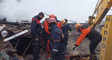 Kastamonu'da iki katlı ev küle döndü: Evdeki baba ve engelli oğlu aranıyor