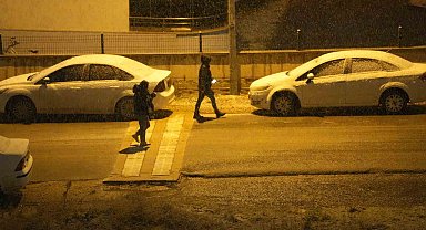 Kastamonu'da şehir merkezine mevsimin ilk karı düştü