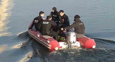Kayıp şahıs jandarma ve polis ekipleri tarafından su altında aranıyor