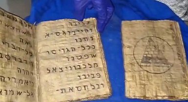 Kayseri'de lahit mezar ve Aramice yazılmış el yazması kitaplar ele geçirildi