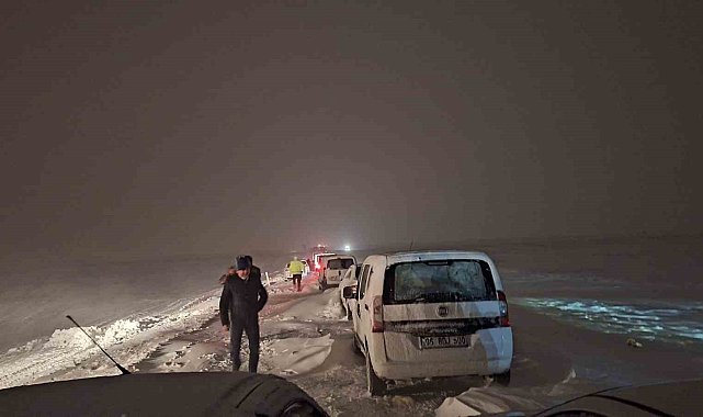 Kayseri'de tipi nedeniyle yolda mahsur kalan 100'ü aşkın vatandaş kurtarıldı