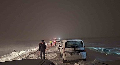 Kayseri'de tipi nedeniyle yolda mahsur kalan 100'ü aşkın vatandaş kurtarıldı