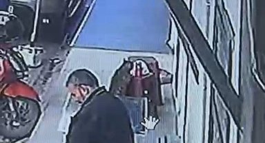 Kedi işçinin dönerini çaldı