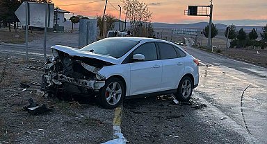 Kırıkkale'de iki otomobil kafa kafaya çarpıştı: 2 yaralı