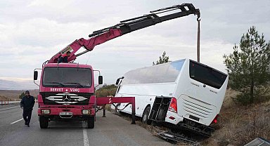 Kırıkkale'de otobüs yan yattı: 30 kişi yara almadan kurtuldu