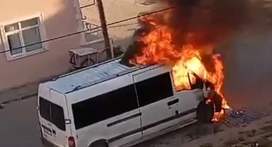 Kırklareli'nde minibüs alev alev yandı