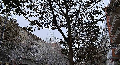 Kırşehir'de tipi etkili oldu, ekipler yolları açık tutmaya çalışıyor