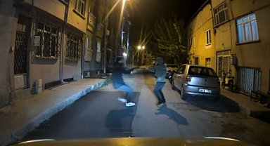 Kız arkadaşının bindiği taksiye vurup taksiciye bıçak ile saldırdı