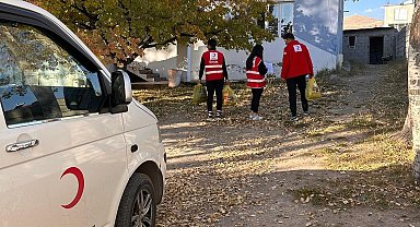 Kızılay'dan ihtiyaç sahibi ailelere kıyafet ve gıda desteği