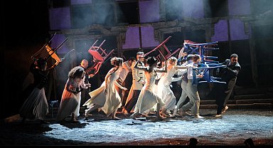 Kocaeli Şehir Tiyatroları İstanbul'da göz kamaştırdı